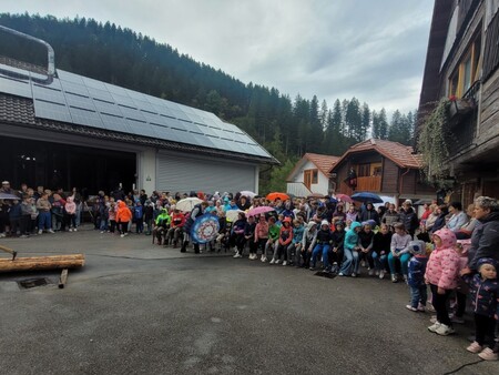 Prireditev DEKD pri Juvanovi hiši